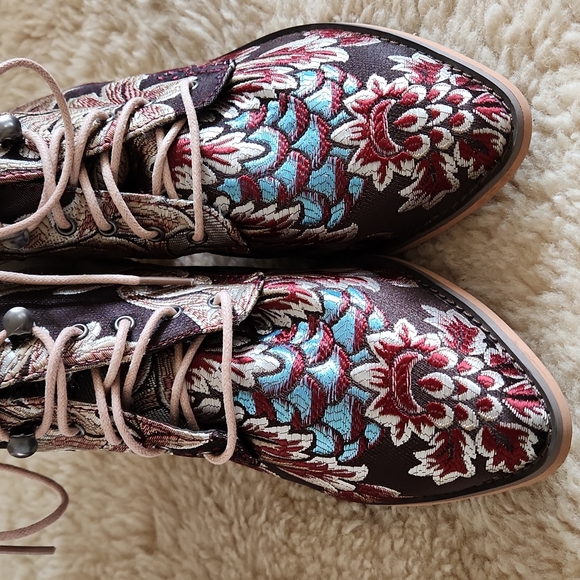 Fabulous NWOT Floral Tapestry Lace Up Cowgirl Western Boho Ankle Boots 👢 🤎💙 - Picture 12 of 16